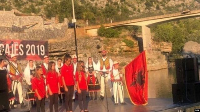 Flamuri shqiptar “tërbon” malazezët, padi ndaj përdoruesve