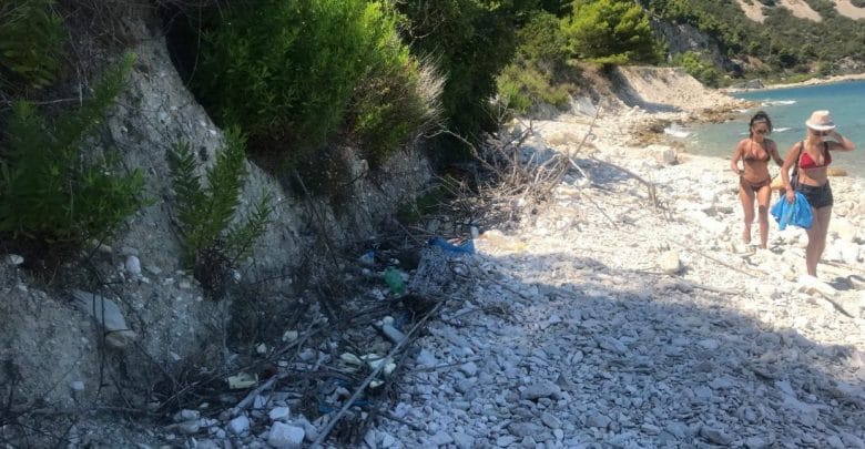 Gazetarja shqiptare nxjerr fotot dhe shpërthen e revoltuar: Po i bëjnë gropën vetes! “O fundërrina, o plehra që doni të bëni plazh elitar, por jeni mësuar të dh*sni ferrave”… (Foto) Gazetarja shqiptare nxjerr fotot dhe shpërthen e revoltuar: Po i bëjnë gropën vetes! “O fundërrina, o plehra që doni të bëni plazh elitar, por jeni mësuar të dh*sni ferrave”… (Foto)