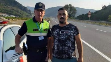 I çahet goma te ‘Rruga e Kombit’: Shoferet nga Kosova me injoruan, polici shqiptar pagoi edhe shpenzimet e gomisterit I çahet goma te ‘Rruga e Kombit’: Shoferet nga Kosova me injoruan, polici shqiptar pagoi edhe shpenzimet e gomisterit