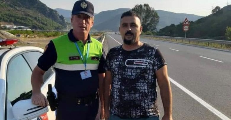 I çahet goma te ‘Rruga e Kombit’: Shoferet nga Kosova me injoruan, polici shqiptar pagoi edhe shpenzimet e gomisterit