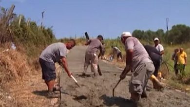 ‘Më vdiq xhaxhai se nuk ngjitej ambulanca deri lart’/ Banorët në Lushnje ndërtojnë rrugën me lekët e tyre (VIDEO) ‘Më vdiq xhaxhai se nuk ngjitej ambulanca deri lart’/ Banorët në Lushnje ndërtojnë rrugën me lekët e tyre (VIDEO)