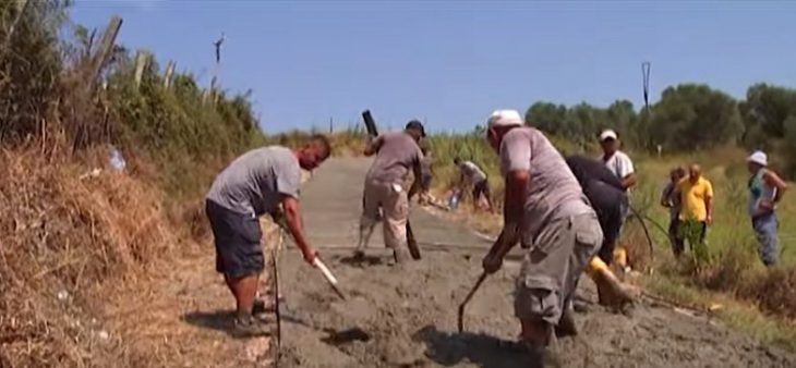 ‘Më vdiq xhaxhai se nuk ngjitej ambulanca deri lart’/ Banorët në Lushnje ndërtojnë rrugën me lekët e tyre (VIDEO) ‘Më vdiq xhaxhai se nuk ngjitej ambulanca deri lart’/ Banorët në Lushnje ndërtojnë rrugën me lekët e tyre (VIDEO)