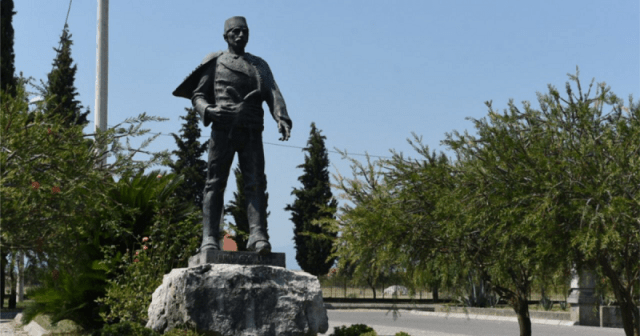Përmendorja shqiptare, “gisht në sy” disave Përmendorja shqiptare, “gisht në sy” disave