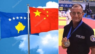 Kina thërret emrin e Anton Cenës në emër të Serbisë, ai reagon ashpër duke e fshirë emrin SRB dhe shkruar Kosova Kina thërret emrin e Anton Cenës në emër të Serbisë, ai reagon ashpër duke e fshirë emrin SRB dhe shkruar Kosova