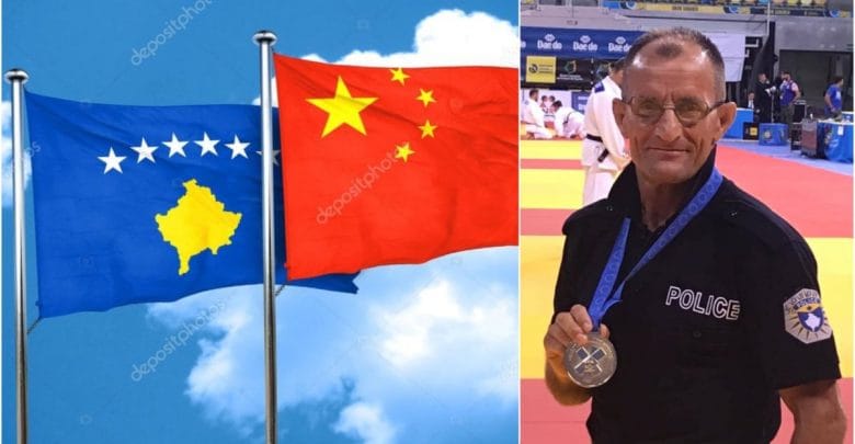 Kina thërret emrin e Anton Cenës në emër të Serbisë, ai reagon ashpër duke e fshirë emrin SRB dhe shkruar Kosova