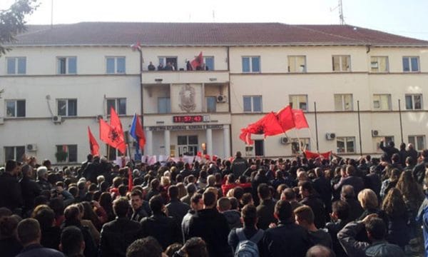 Shqiptarët e Luginës: Pazaret e Thaçit me Vuçiçin për territore po na shkatërrojnë