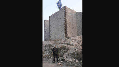 Serbët e hoqën flamurin e Kosovës nga kalaja e Novobërdes, vendoset sërish dhe po ruhet nga policia Serbët e hoqën flamurin e Kosovës nga kalaja e Novobërdes, vendoset sërish dhe po ruhet nga policia