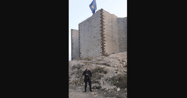 Serbët e hoqën flamurin e Kosovës nga kalaja e Novobërdes, vendoset sërish dhe po ruhet nga policia