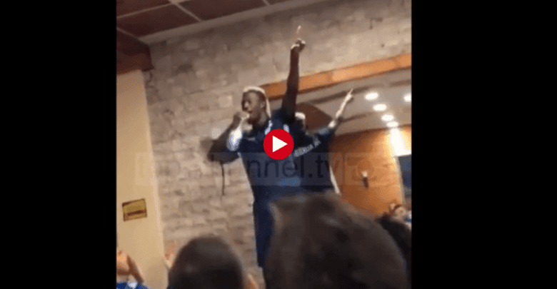 Afrikani i Kukësit këndon “Shqipëri, o nëna ime!” (VIDEO) Afrikani i Kukësit këndon “Shqipëri, o nëna ime!” (VIDEO)