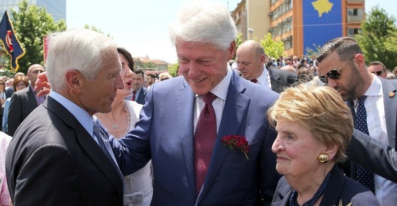 “Serbia kurrë nuk do të ketë armiq më të mëdhenj se Bill Clinton e Madeleine Albright” “Serbia kurrë nuk do të ketë armiq më të mëdhenj se Bill Clinton e Madeleine Albright”