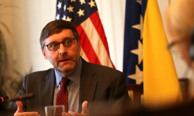 “Qeveria e re e Kosovës duhet të heqë taksën, të rinisë dialogun me Serbinë” “Qeveria e re e Kosovës duhet të heqë taksën, të rinisë dialogun me Serbinë”