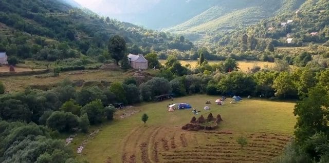 Në luginën magjepsëse të Curajt, turistët e huaj e konsiderojnë si sekreti i fundit i alpeve shqiptare