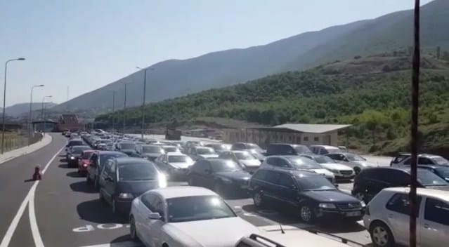 Fluks i jashtëzakonshëm në Morinë, policia shqiptare mobilizohet për të lehtësuar trafikun Fluks i jashtëzakonshëm në Morinë, policia shqiptare mobilizohet për të lehtësuar trafikun