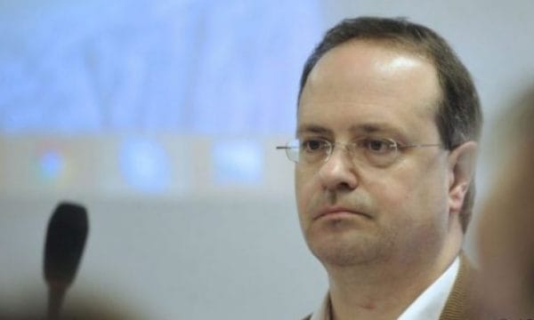 Weber: Qeveria e ardhshme e Kosovës do ta ketë të vështirë me presidentin Thaçi që “tradhtoi interesat nacionale për motive personale”