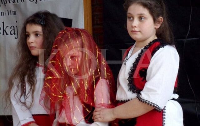 Diaspora e zhgënjyer, por ende solidare me të varfërit Diaspora e zhgënjyer, por ende solidare me të varfërit