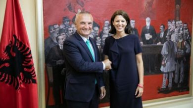 Meta pret deputeten e CDU/CSU: Politika shqiptare të mësojë nga Kosova si zgjidhet kriza Meta pret deputeten e CDU/CSU: Politika shqiptare të mësojë nga Kosova si zgjidhet kriza