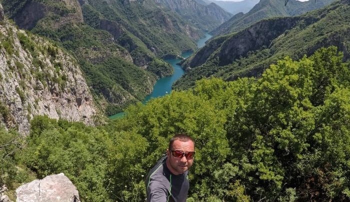 Njihuni me Fationin, djalin që është kthyer në MARKE për thesaret e panjohura të Shqipërisë (NJE UDHETIM NE GJIRIN E GRAMES) Njihuni me Fationin, djalin që është kthyer në MARKE për thesaret e panjohura të Shqipërisë (NJE UDHETIM NE GJIRIN E GRAMES)
