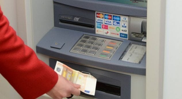 Bankat në Kosovë fitojnë shuma marramendëse, populli i mbytur në kredi Bankat në Kosovë fitojnë shuma marramendëse, populli i mbytur në kredi