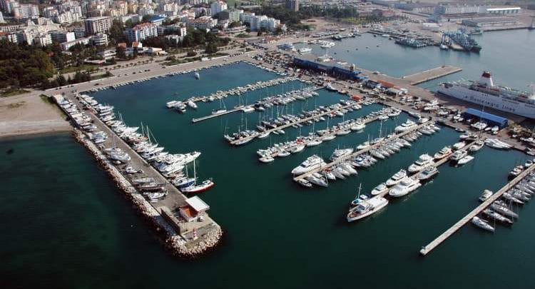 800 jahte turistike ‘pushtuan’ Sarandën!