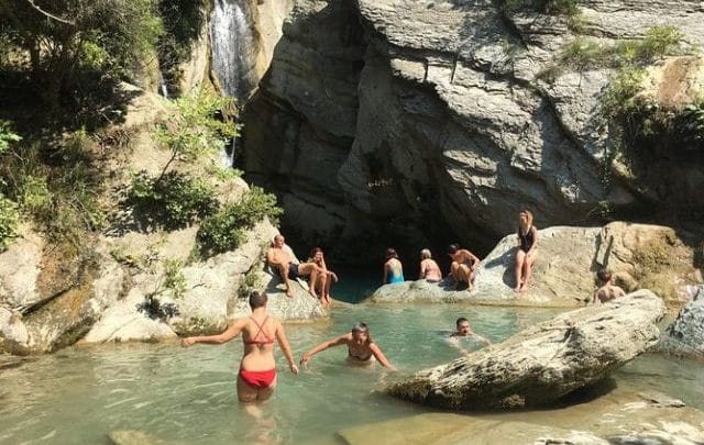 Për turizëm në Bogovë / Skrapar, fshati që është kthyer në atraksion për vendasit e të huajt Për turizëm në Bogovë / Skrapar, fshati që është kthyer në atraksion për vendasit e të huajt