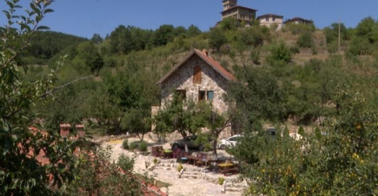 Fshati që gjallërohet një herë në vit