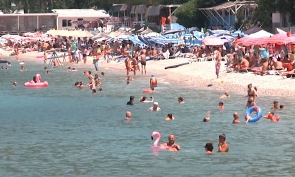 Turistët anglezë dhe italianë dynden në Radhimë