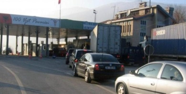 Sezoni turistik, fluks automjetesh në kufirin Kosovë-Shqipëri Sezoni turistik, fluks automjetesh në kufirin Kosovë-Shqipëri