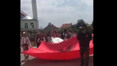 VIDEO/ Vajza e Komandant Kumanovës përcillet nuse me flamurin gjigant Kuq e Zi VIDEO/ Vajza e Komandant Kumanovës përcillet nuse me flamurin gjigant Kuq e Zi