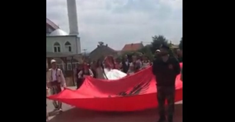 VIDEO/ Vajza e Komandant Kumanovës përcillet nuse me flamurin gjigant Kuq e Zi VIDEO/ Vajza e Komandant Kumanovës përcillet nuse me flamurin gjigant Kuq e Zi
