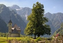 Qindra turistë vizitojnë Thethin edhe në gusht Qindra turistë vizitojnë Thethin edhe në gusht