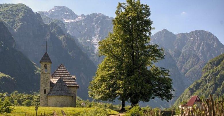Qindra turistë vizitojnë Thethin edhe në gusht Qindra turistë vizitojnë Thethin edhe në gusht