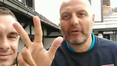 Provokon trajneri i Serbisë, vjen në Kosovë dhe ngre tre gishtat lart Provokon trajneri i Serbisë, vjen në Kosovë dhe ngre tre gishtat lart