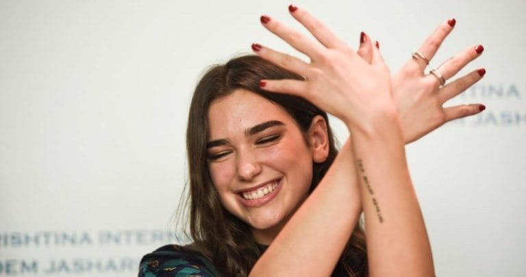 Mediat Serbe: Dua Lipa bëri shqiponjën duke e simbolizuar Shqipërinë e madhe Mediat Serbe: Dua Lipa bëri shqiponjën duke e simbolizuar Shqipërinë e madhe