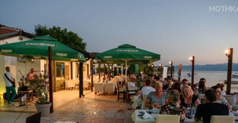 Hëngrën drekë në Ohër, turistët thërrasin policinë kur shohin faturën Hëngrën drekë në Ohër, turistët thërrasin policinë kur shohin faturën