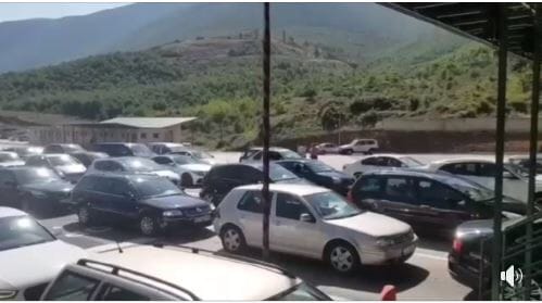 VIDEO: Fluks i madh i kosovarëve në Morinë, prej orës 3 të mëngjesit kanë hyrë në Shqipëri, 22145 shtetas dhe 4058 mjete VIDEO: Fluks i madh i kosovarëve në Morinë, prej orës 3 të mëngjesit kanë hyrë në Shqipëri, 22145 shtetas dhe 4058 mjete