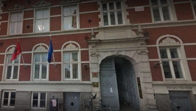 “Huliganët serbë kanë sulmuar konsullatën e Kosovës në Kopenhagë” “Huliganët serbë kanë sulmuar konsullatën e Kosovës në Kopenhagë”