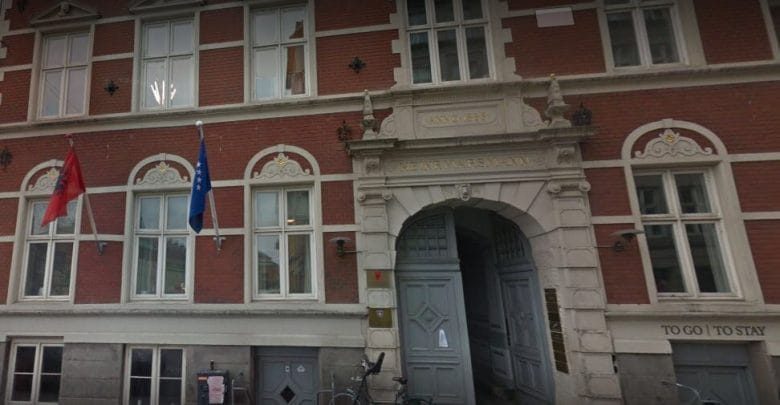 “Huliganët serbë kanë sulmuar konsullatën e Kosovës në Kopenhagë” “Huliganët serbë kanë sulmuar konsullatën e Kosovës në Kopenhagë”
