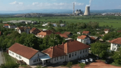 Shkolla në një fshat të Kosovës që i ka klasat e ndara për shqiptarët dhe serbët (VIDEO) Shkolla në një fshat të Kosovës që i ka klasat e ndara për shqiptarët dhe serbët (VIDEO)
