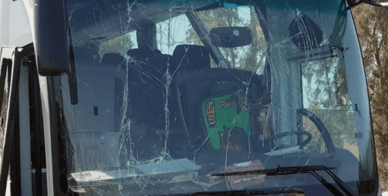 Sulmohet autobusi me targa shqiptare në Serbi Sulmohet autobusi me targa shqiptare në Serbi