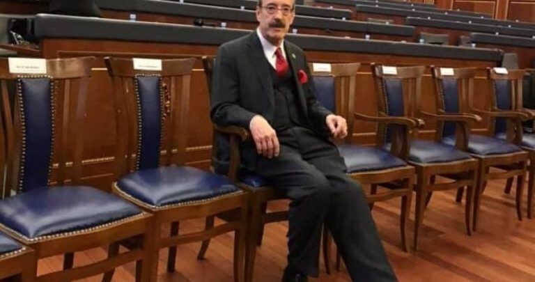 “Kongresisti Amerika u la i vetëm ditën e Pavarësisë, 95% e deputetëve ishin nëpër kafe” “Kongresisti Amerika u la i vetëm ditën e Pavarësisë, 95% e deputetëve ishin nëpër kafe”