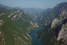 Turistët adhurojnë liqenin e Komanit, udhëtojnë 3 orë në mes të alpeve në 1500 metra lartësi Turistët adhurojnë liqenin e Komanit, udhëtojnë 3 orë në mes të alpeve në 1500 metra lartësi