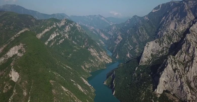 Turistët adhurojnë liqenin e Komanit, udhëtojnë 3 orë në mes të alpeve në 1500 metra lartësi Turistët adhurojnë liqenin e Komanit, udhëtojnë 3 orë në mes të alpeve në 1500 metra lartësi