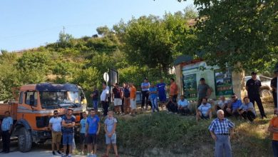 VIDEO/ Guroret sfidojnë shtetin në Skrapar, bllokojnë rrugën me kamiona: Askush nuk kalon më këtu, as autoambulancat VIDEO/ Guroret sfidojnë shtetin në Skrapar, bllokojnë rrugën me kamiona: Askush nuk kalon më këtu, as autoambulancat