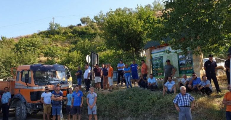 VIDEO/ Guroret sfidojnë shtetin në Skrapar, bllokojnë rrugën me kamiona: Askush nuk kalon më këtu, as autoambulancat
