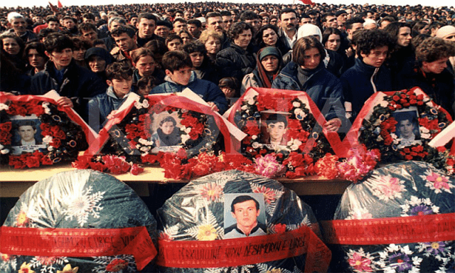 Mijëra shqiptarë humbën jetën në Kosovë, pse nuk ngrihet një memorial për ta në Tiranë? Mijëra shqiptarë humbën jetën në Kosovë, pse nuk ngrihet një memorial për ta në Tiranë?