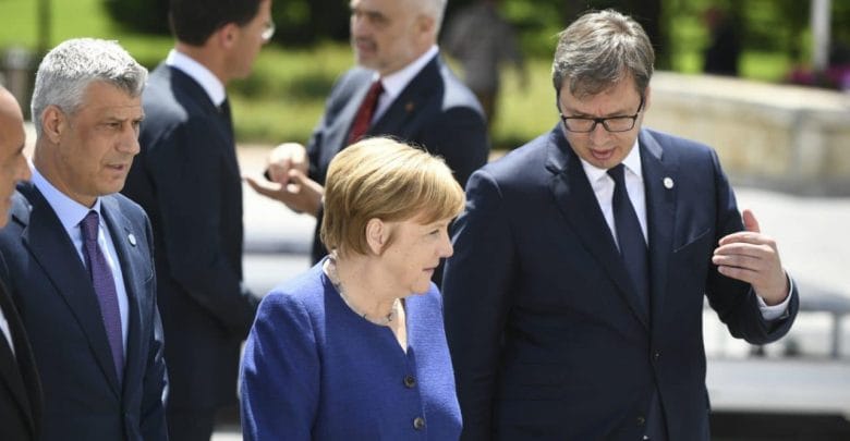 Merkel i jep ultimatum Vuçiqit për çështjen e Kosovës Merkel i jep ultimatum Vuçiqit për çështjen e Kosovës