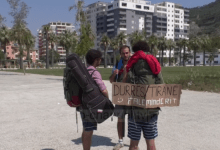 Disa turistë të huaj zgjedhin të bëjnë autostop nëpër Shqipëri, kursejnë shpenzimet për transportin Disa turistë të huaj zgjedhin të bëjnë autostop nëpër Shqipëri, kursejnë shpenzimet për transportin