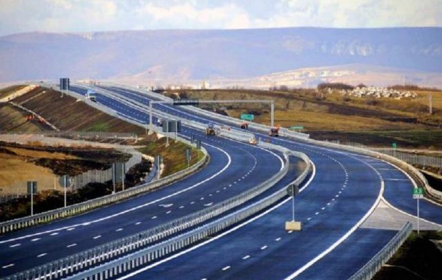 Albin Kurti i kërkon Edi Ramës heqjen e taksës në Rrugën e Kombit Albin Kurti i kërkon Edi Ramës heqjen e taksës në Rrugën e Kombit