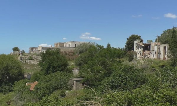 Ishulli i Sazanit, 1 000 turistë e vizitojnë çdo ditë zonën e“ndaluar” Ishulli i Sazanit, 1 000 turistë e vizitojnë çdo ditë zonën e“ndaluar”