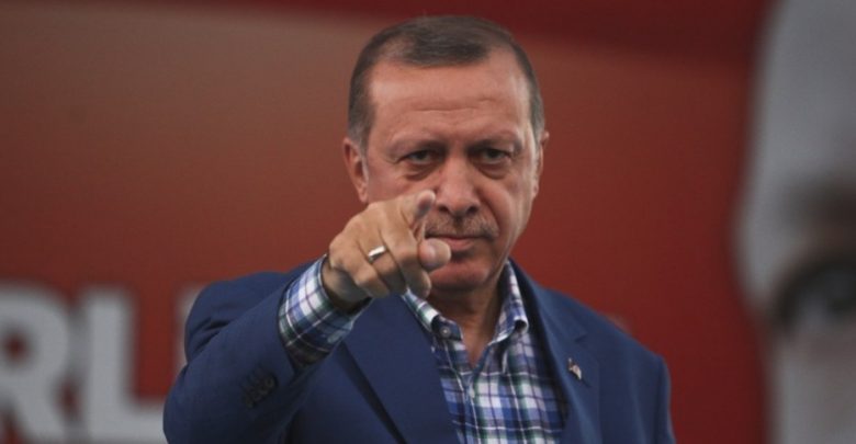 Sipas gazetës suedeze “Dagens Niheter”: Turqia i dërgoi porosi Prishtinës se na keni tradhtuar Sipas gazetës suedeze “Dagens Niheter”: Turqia i dërgoi porosi Prishtinës se na keni tradhtuar